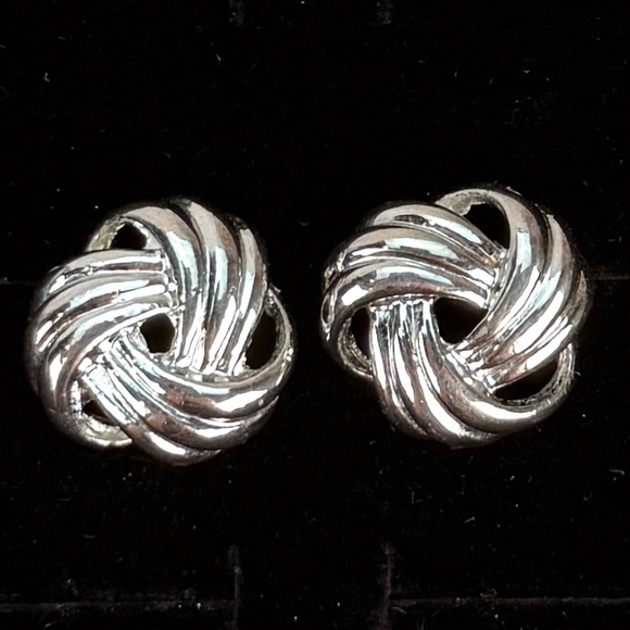 Pretty vintage Silvertone knot weighted pierced earrings - Picture 1 of 7
